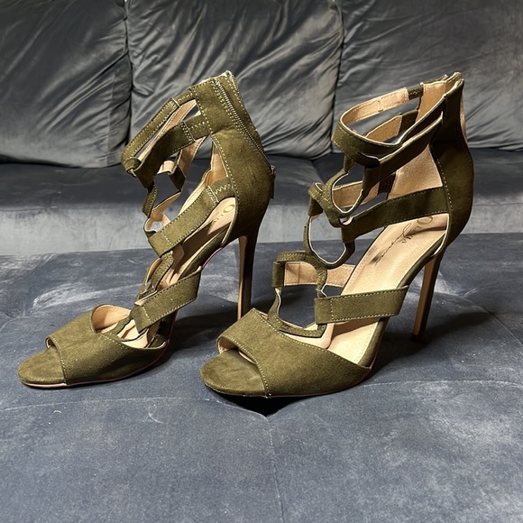 Olive green heels with unique front design - Picture 2 of 3